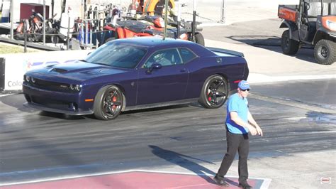 Chevy Camaro Zl Vs Dodge Hellcat Drag Races Show Not All Muscle Cars