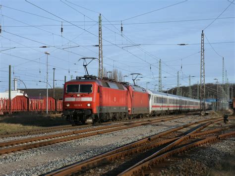 120 118 Leistete Der 101 092 Und Dem Steuerwagen Vom IC 2213 Binz