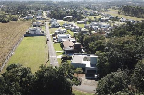 Quadrilha invade condomínio de luxo em Criciúma casa de empresário é