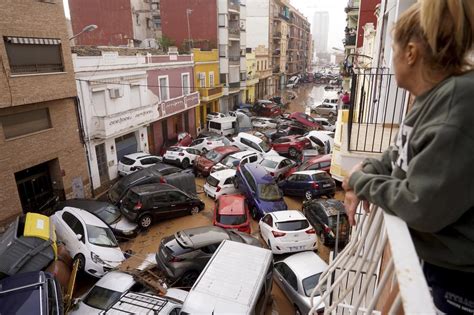 Inondazioni A Valencia Morti E Decine Di Dispersi Strade Come