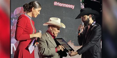 Don Pedro Rivera Recibe Junto A Angela Fonte El Homenaje A Jenni Rivera