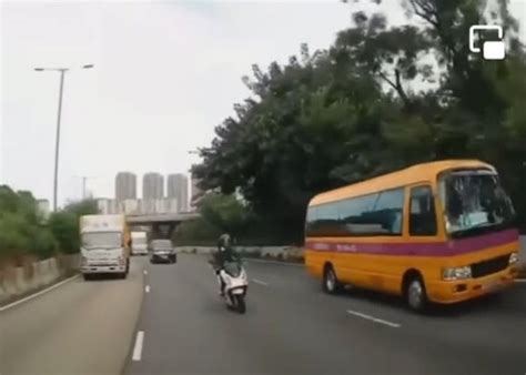 車cam直擊：電單車葵涌道撼私家車 鐵騎士險被保母車輾過