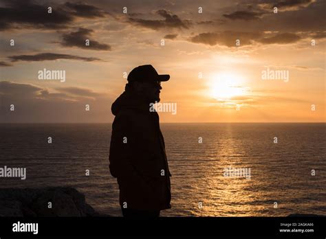 Silueta De Un Hombre Contemplando El Atardecer En Chipre Cape Greco