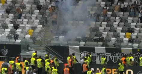 Torcedores do Atlético invadem gramado e atacam seguranças após vice da