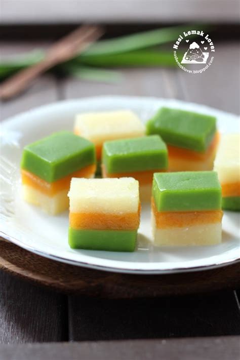 Nasi Lemak Lover: Kuih Talam Ubi (Tri-colours tapioca steamed cake) 三色木薯糕