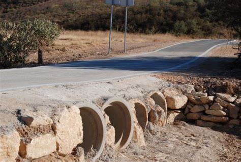 Pavimentado Caminho No Enxerim Na Freguesia De Silves