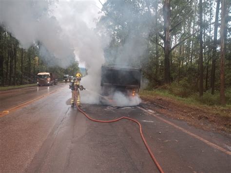 Carreta carrega minério fica destruída após pegar fogo na BR 040