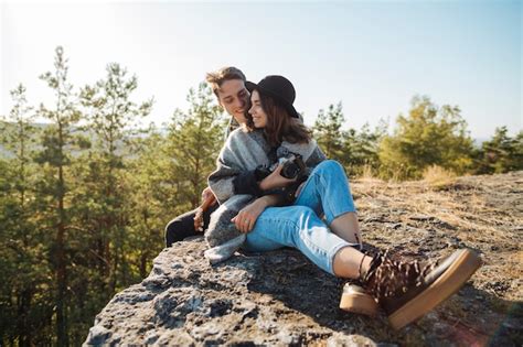 Tiro Completo Pareja De Enamorados Al Aire Libre Foto Gratis