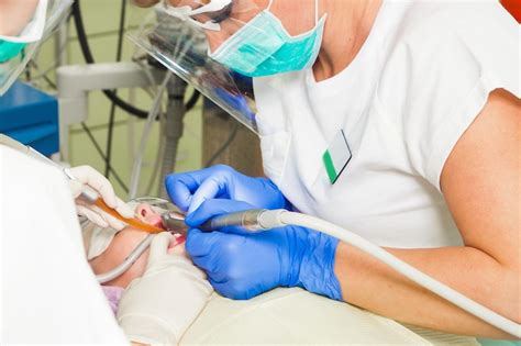 Closeup De Uma Dentista Feminina E Seus Dentes Adormecidos Mentem Para