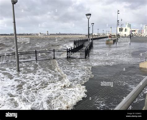 River Mersey Liverpool Flooding Stock Photo Alamy