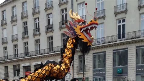 Un dragon va se balader dans les rues de Rezé près de Nantes pour