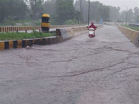 Life Disrupted Due To Continuous Rain लगातार हो रही बारिश से जन जीवन अस्त व्यस्त अलीराजपुर