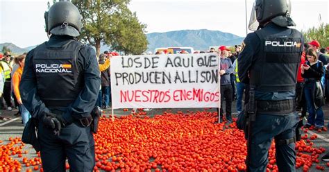 Los Agricultores Consiguen Bloquear El Puerto De Motril En Una Nueva