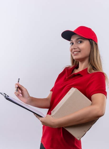 Repartidor Joven Sonriente Con Uniforme Rojo Y Gorra Con Caja Y