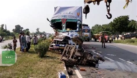 फिरोजाबाद में सड़क हादसे में कंटेनर ने ईटो से भरे ट्रैक्टर में मारी जोरदार टक्कर ट्रैक्टर दो