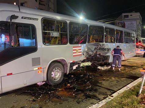 V Deo Carro De Luxo Bate Contra Nibus Em Blumenau E Deixa Feridos