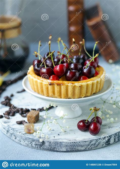 Mini Tarta Del Postre Con Reques N Foto De Archivo Imagen De Pasteles