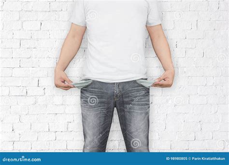 Homem Que Mostra Seus Bolsos Vazios Imagem De Stock Imagem De Parede