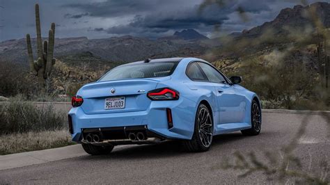 Foto da traseira do BMW M2 Coupé 2024