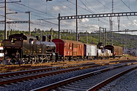 Habersack Eb 3 5 5819 rangiert einige Güterwagen durch den Bahnhof