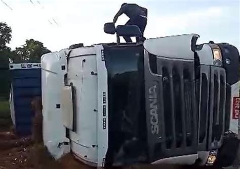 Carreta Tomba Em Estrada No Amazonas Veja V Deo