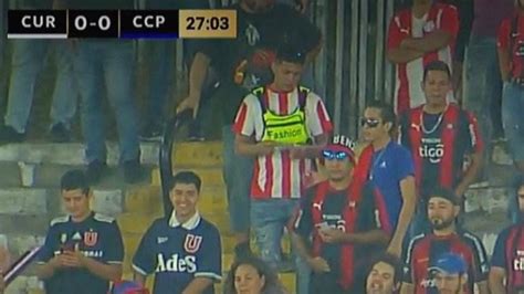 Vergüenza Azul Hinchas de la U captados alentando a Cerro Porteño en