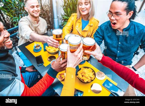 Les Gens Qui Boivent De La Bière Banque De Photographies Et Dimages à Haute Résolution Alamy