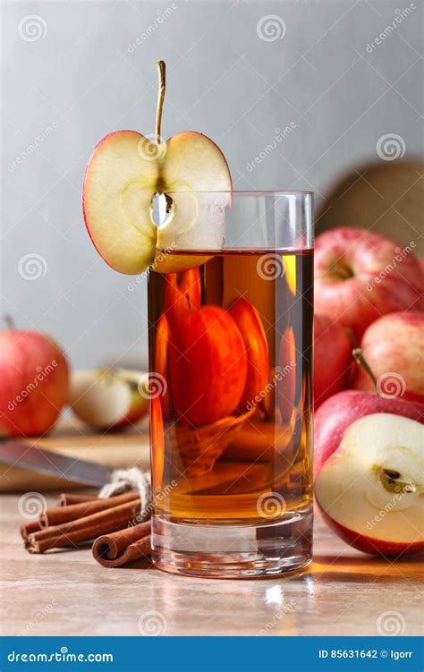 Glas Appelsap En Rijpe Roze Appelen Op Een Keukenlijst Stock Foto