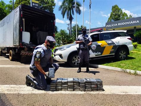 Casal é preso ao transportar tijolos de cocaína em caminhão em rodovia