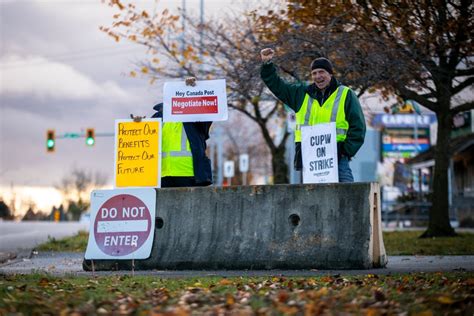 Canada Post Workers Go On Strike Negotiations Still Underway Cbc News