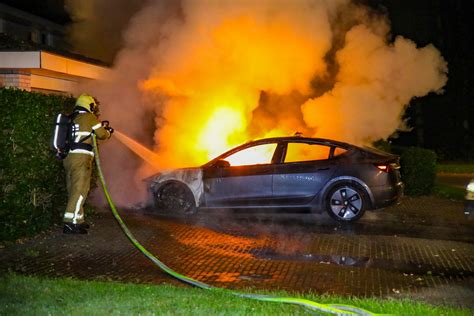 Tesla Volledig Uitgebrand Batenburg Ugchelen Nieuws Nederland