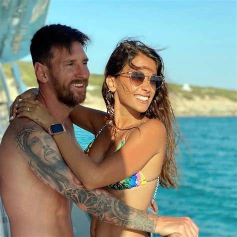 Lionel Messi Wife বিখ্যাত মডেল ডাকসাইটে সুন্দরী মেসির স্ত্রীর হট