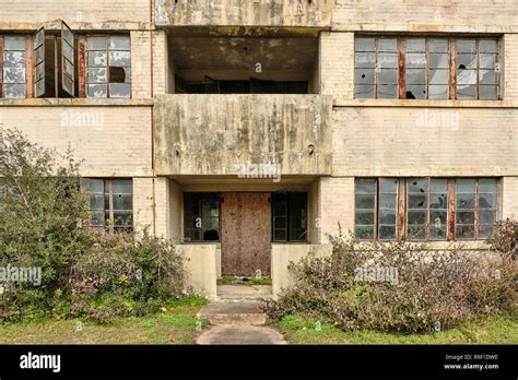 Broken Down Building Hi Res Stock Photography And Images Alamy