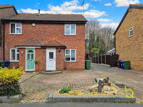 2 Bed End Terrace House For Sale In Adstock Way Badgers Dene Grays