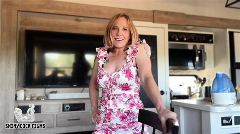 Milf esposa reemplaza la pequeña polla de su marido con una gruesa