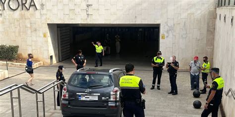 Un Conductor Se Despista Y Empotra Su Coche En Una Boca De Metro En