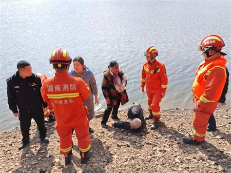 老人落水命悬一线 韶山辅警跳水英勇救人韶山市湘潭站红网