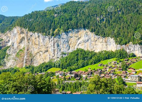 Prachtige Kijk Op Het Dorp Lauterbrunnen In Zwitserland Met Beroemde