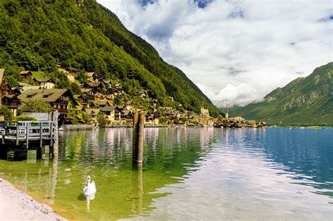 Kota Hallstatt Di Pegunungan Alpen Pada Hari Yang Cerah Foto Stok