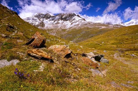 Швейцарские Альпы рядом с Маттерхорном и Шварцзе — Стоковое фото © taur ...