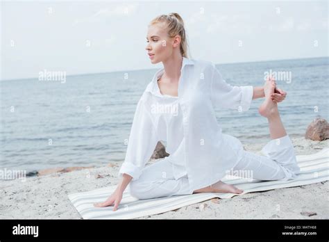 Attraktive Junge Blonde Frau Yoga Yoga Matte In Der N He Von Meer Stockfotografie Alamy