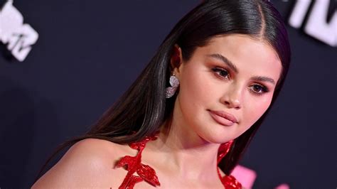 Selena Gomez Se Une A La Tendencia De Maquillaje Pumpkin Spice Latte Glamour