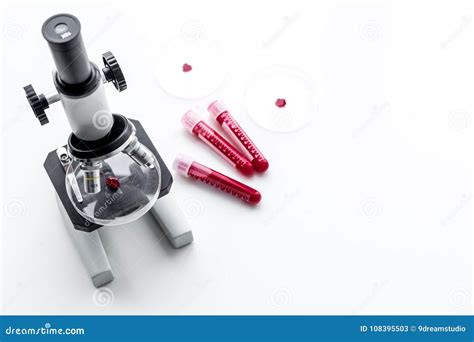 Bloedanalyse In Clinacal Laboratorium Reageerbuizen Dichtbij Microscoop