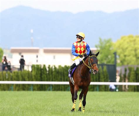 ＜京都競馬 11r天皇賞・春＞1着でゴールしたテーオーロイヤルと菱田裕二（撮影・岸 良祐） ― スポニチ Sponichi Annex ギャンブル