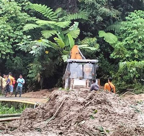 Longsor Di Lintas Sumbar Riau Dibersihkan Dua Alat Berat Dikerahkan