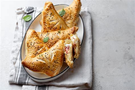 Слойки с ветчиной и плавленым сыром – простой и вкусный рецепт, как ...