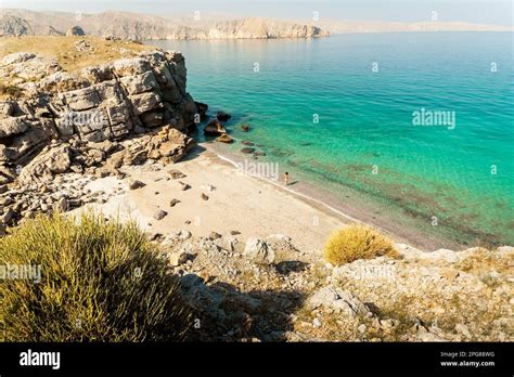Luftaufnahme Touristenfrau im Bikini Spaziergang am weißen Sandstrand allein auf der persischen