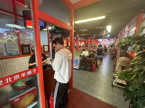 火锅店老板因救人牺牲后，他的店外排起长队人民日报