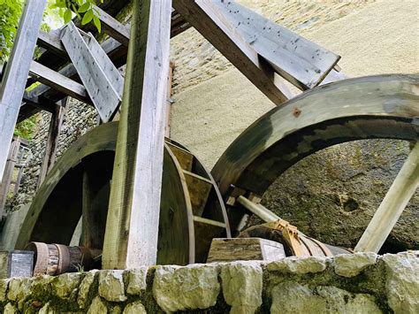 Lozzo Di Cadore La Roggia Dei Mulini Lungo Il Rio Rin