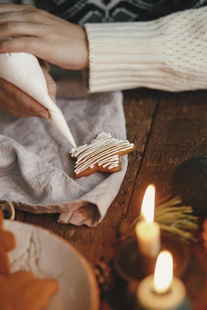 Manos Decorando Estrella De Galleta De Jengibre De Navidad Con Glaseado